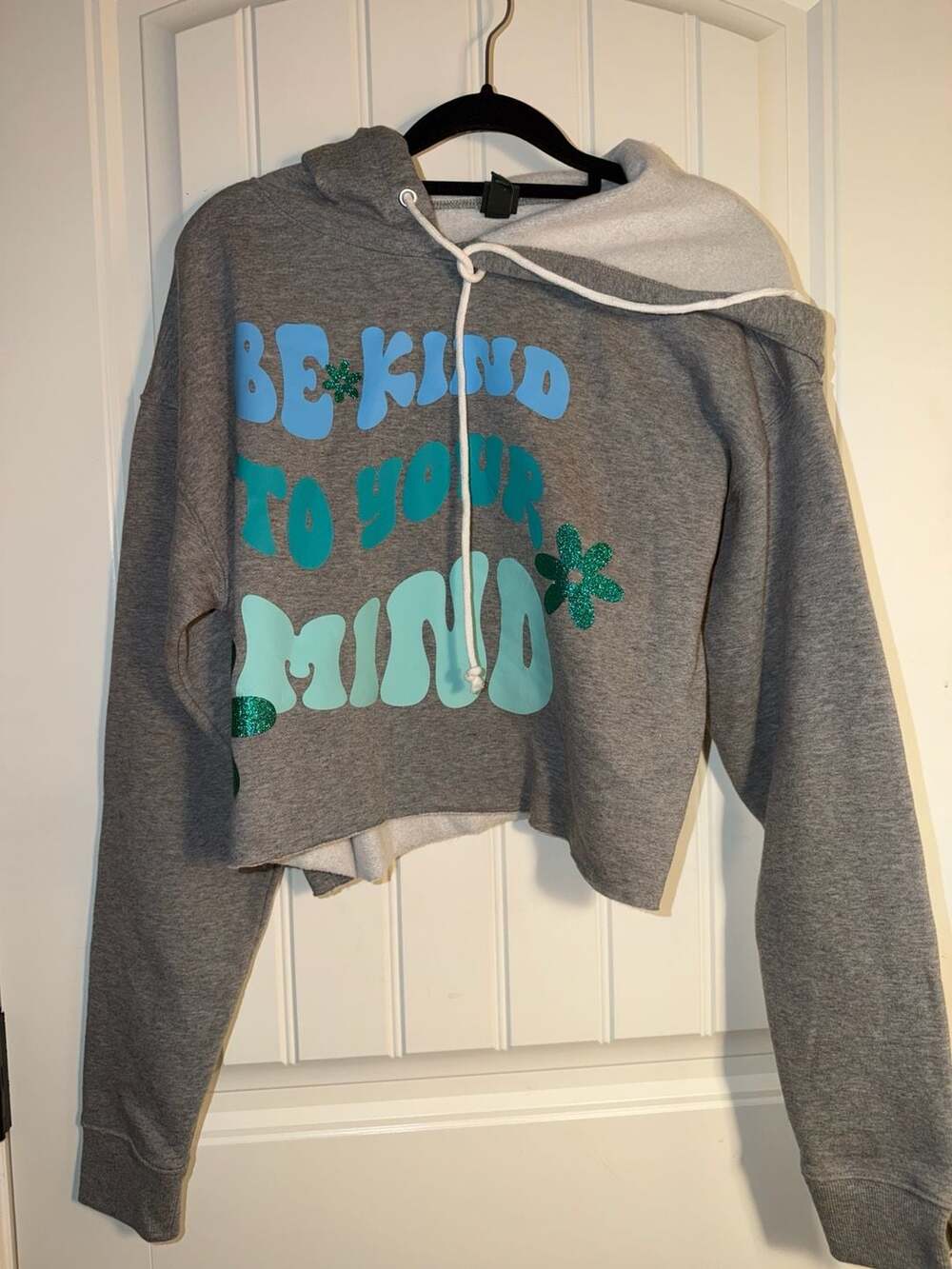 Wild Fable Gray Cropped Hoodie Sweatshirt Size M Be Kind To Your Mind Graphic - Picture 2 of 5